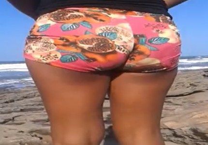 Gostosa mostrando sua bunda deliciosa